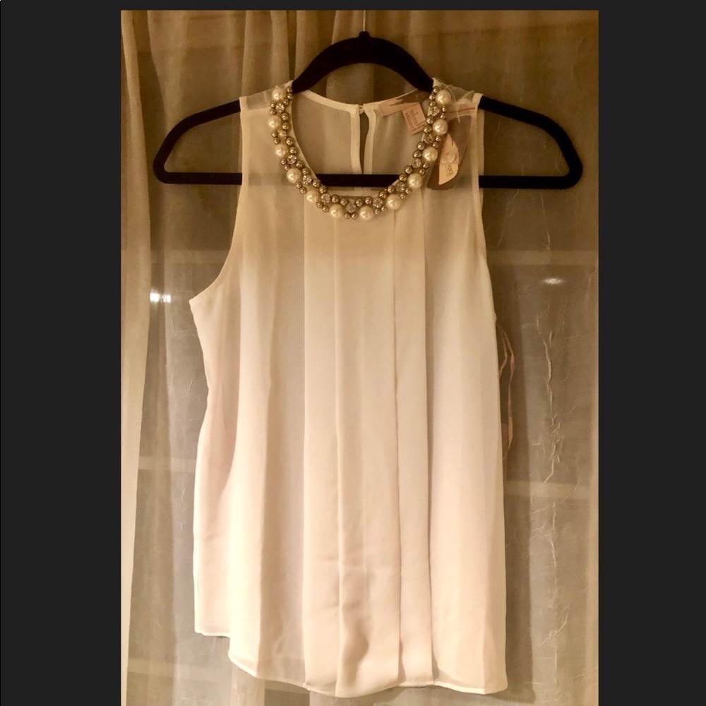 White sleeveless  blouse.